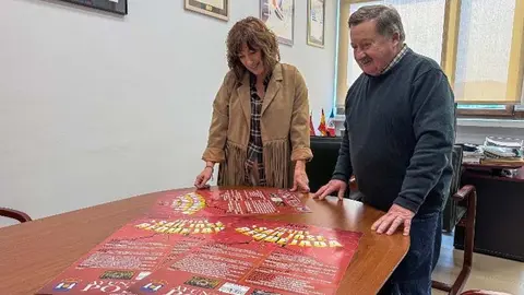 La alcaldesa, Rosa D&iacute;az, y el concejal de Festejos, Fernando Sa&ntilde;udo, revisan el contenido del programa de actividad de San Jos&eacute; en Requejada | Foto: Ayuntamiento de Polanco