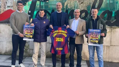 La iniciativa ha sido presentada por el alcalde, Javier L&oacute;pez Estrada; el concejal de Deportes, Nacho Gonz&aacute;lez; Adri&aacute;n Matamoros Rodr&iacute;guez, m&aacute;nager internacional del FC Barcelona; y Pablo Castro, director de Sport4Me, partner oficial del club azulgrana y organizador del proyecto. En el acto tambi&eacute;n ha estado presente Borja Rubio, organizador del Torneo San Bernab&eacute;, que ha colaborado en el desarrollo del campus | Foto: Radio Studio