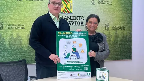 La concejala de Consumo, Esther V&eacute;lez, y el responsable de la Oficina Municipal de Informaci&oacute;n al Consumidor (OMIC), Francisco Bautista | Foto: Radio Studio