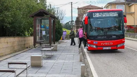 Viajeros acceden al Torrebus en la parada situada en Polanco Centro | Foto: Ayuntamiento