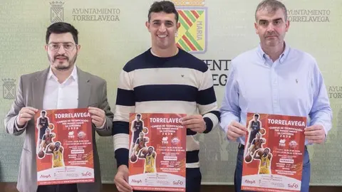 El concejal de Deportes, Nacho Gonz&aacute;lez, acompa&ntilde;ado por David Mangas, director deportivo del Alega Cantabria, y Alberto Carmona, responsable de la empresa organizadora | Foto: Ayuntamiento