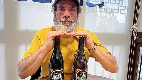 Fernando Ter&aacute;n con sus peque&ntilde;os Ter&aacute;n&Tresgallo blanco y tinto