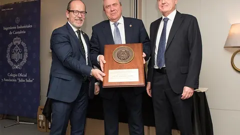El consejero y el decano del Colegio de Ingenieros Industriales junto al presidente del Grupo Armando &Aacute;lvarez, premiado en la celebraci&oacute;n.