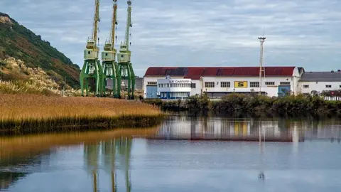 Instalaciones de la empresa Julio Cabrero y C&iacute;a en el puerto de Requejada | Foto: Ayuntamiento