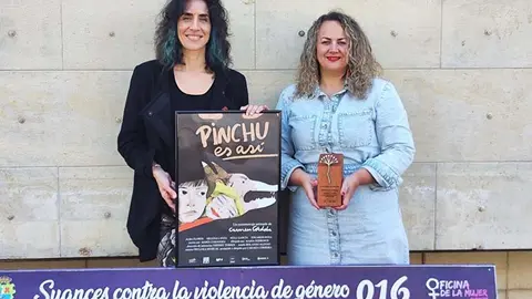 Carmen C&oacute;rdoba y Raquel Rodr&iacute;guez con el cartel del cortometraje | Foto: Ayuntamiento de Suances