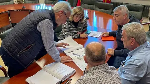 La alcaldesa de Polanco, Rosa D&iacute;az, y el concejal de Obras, Avelino Rodr&iacute;guez, analizan con los t&eacute;cnicos los &uacute;ltimos detalles del proyecto de Prado Infante | Foto: Ayuntamiento