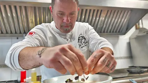 El chef Alberto Criado preparando uno de sus platos m&aacute;s conocidos