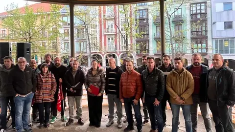 Concentraci&oacute;n en la Plaza Mayor de Torrelavega en contra del ERE en Solvay | Foto: Radio Studio