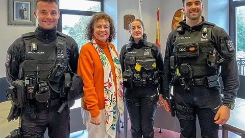 La alcaldesa de Comillas, Teresa Noceda, con la jefe de la Polic&iacute;a Local y los dos nuevos agentes.