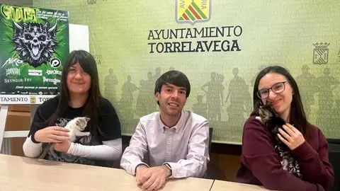 El concejal de Bienestar Animal, Borja Sainz, junto a Lara Torre y Andrea Revilla, de la asociaci&oacute;n Gatucos Torrelavega | Foto: Radio Studio