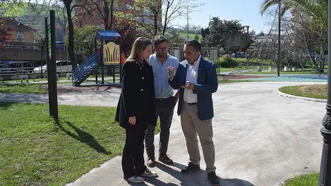 Visita al parque del barrio Las Cuartas de Renedo, parte del cual ser&aacute; cubierto dentro de una actuaci&oacute;n de mejora integral.