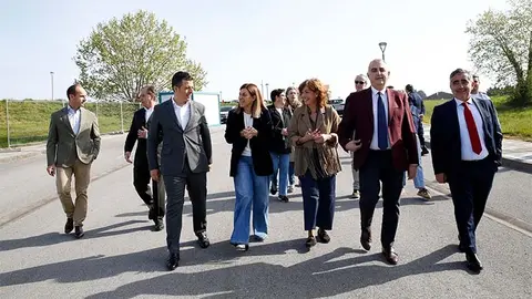Autoridades durante la visita al inicio de la construcci&oacute;n de 30 viviendas en Polanco.