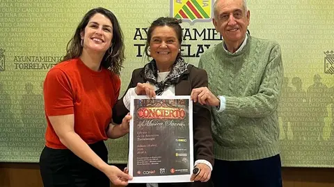 La concejala de Cultura, Esther V&eacute;lez, junto al presidente del Colegio de Economistas de Cantabria y de la Orquesta Sinf&oacute;nica del Cant&aacute;brico (OSCAN), Fernando Garc&iacute;a, y la directora de la OSCAN, Paula Sumillera | Foto: Radio Studio