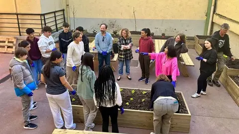 Trabajos en los huertos escolares en un centro torrelaveguense | Foto: Ayuntamiento