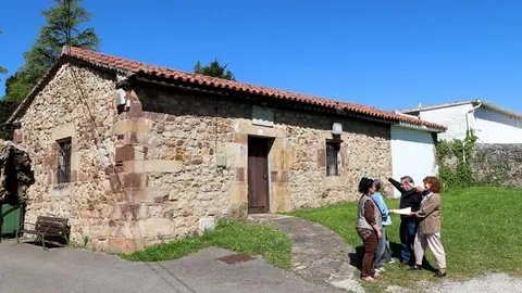 La alcaldesa, Rosa D&iacute;az, junto al concejal de Barrios, Fernando Sa&ntilde;udo, revisa el proyecto de rehabilitaci&oacute;n de la la casa concejal de Rumosoro | Foto: Ayuntamiento