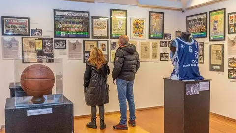 Varias personas disfrutando de la exposici&oacute;n '50 a&ntilde;os del SAB' | Foto: Ayuntamiento de Torrelavega