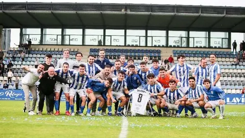 Foto de familia tras el ascenso | Foto: RSGT