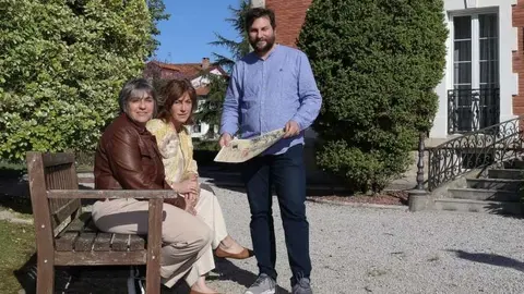 La alcaldesa de Polanco, Rosa D&iacute;az, y la concejal de Cultura, Alicia Mart&iacute;nez Bustillo, y Giuliano Camilleri en los jardines de la casa de Pereda donde se desarrollar&aacute;n parte de las actividades | Foto: Ayuntamiento