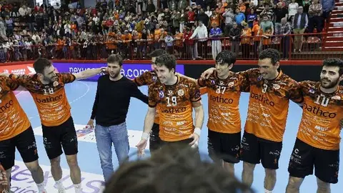 Una de las &uacute;ltimas arengas del capit&aacute;n del BM Torrelavega | Foto: BMT