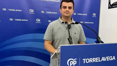 El portavoz 'popular' Miguel &Aacute;ngel Vargas en la sede del grupo en Torrelavega