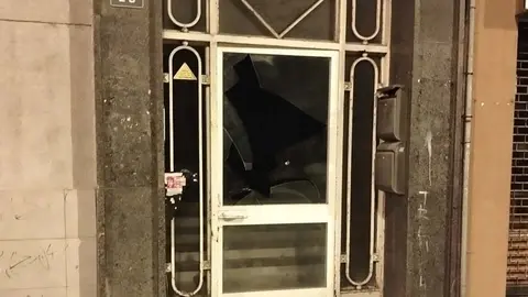 Los 'okupas' intentaron acceder rompiendo el cristal de la puerta | Foto: Ayuntamiento de Torrelavega