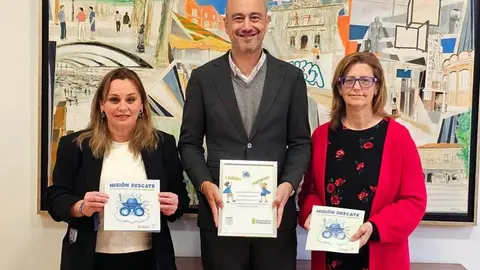 El alcalde, Javier L&oacute;pez Estrada; la presidenta de la asociaci&oacute;n, Lourdes Berdeja; y la directora del colegio Fernando de los R&iacute;os, Pilar Guti&eacute;rrez, presentan el manual | Foto: Ayuntamiento