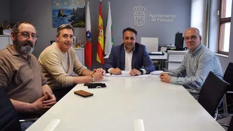 Carlos Caram&eacute;s, ha recibido a Juan Manuel Alonso, Antonio Santamar&iacute;a y Jos&eacute; Miguel Toraya, socios y promotores de la Asociaci&oacute;n | Foto: Ayuntamiento