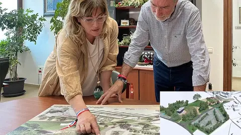 La alcaldesa Rosa D&iacute;az y el concejal de Obras, Avelino Rodr&iacute;guez, revisan el plano de Prado Infante en Polanco.