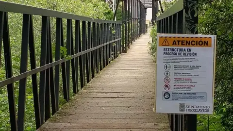 Uno de los carteles que avisan del estado de la pasarela | Foto: Ayuntamiento