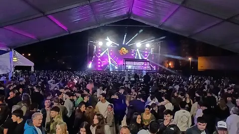 Cientos de personas se han acercado este fin de semana a la carpa en la que se est&aacute;n desarrollando las fiestas.