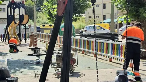 Trabajadores actuando en el parque junto a la Casa de Los Maestros | Foto: Ayuntamiento