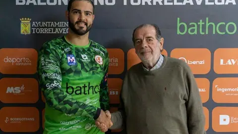 Rangel Luan ya posa con la camiseta del BM Torrelavega | Foto: BMT