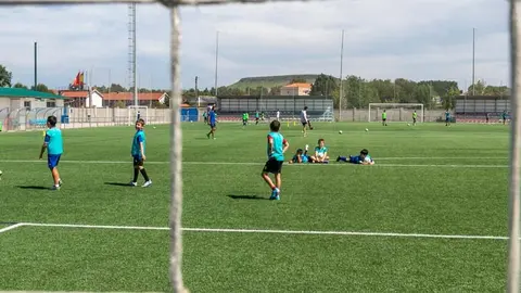 Deportistas en las instalaciones del campo de f&uacute;tbol de Rinconeda&nbsp;| Foto: Ayuntamiento