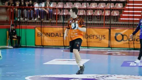 El BM Torrelavega y Oswaldo Maestro separar&aacute;n sus caminos a final de la presente temporada | Foto: BMT