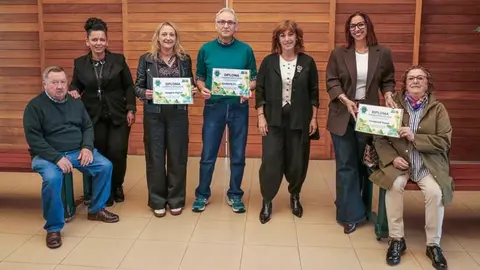 La alcaldesa y la concejal de Medio Ambiente entregan los reconocimientos a los comercios m&aacute;s recicladores del ultimo a&ntilde;o en el servicio puerta a puerta | Foto: Ayuntamiento