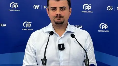 Miguel &Aacute;ngel Vargas en la sede del Partido Popular de Torrelavega
