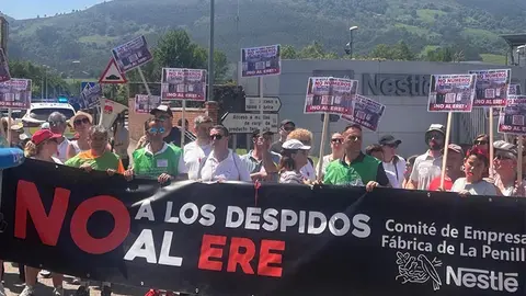 La manifestaci&oacute;n de este domingo discurri&oacute; a pie desde Sar&oacute;n hasta la puerta de la f&aacute;brica en La Penilla.