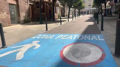 Acceso a una zona peatonal de Torrelavega en la calle Santander | Foto: Radio Studio