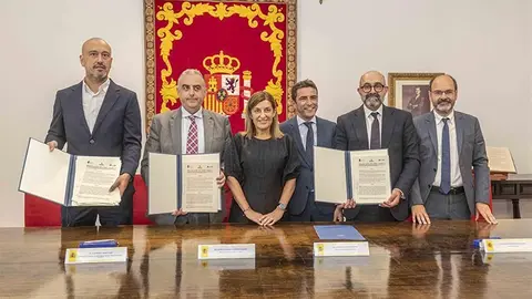 Representantes de las tres administraciones, estatal, auton&oacute;mica y municipal, en la firma del nuevo convenio para el soterramiento de las v&iacute;as a su paso por el centro de Torrelavega.