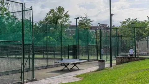 Pistas de tenis y de p&aacute;del en La Robleda, Puente San Miguel | Foto: Ayuntamiento de Reoc&iacute;n