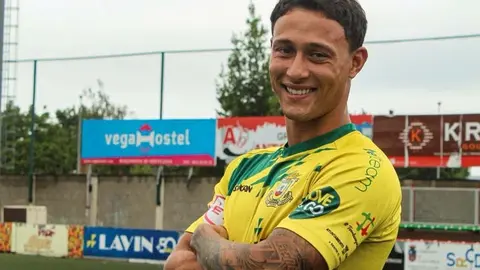 Adri&aacute;n Nava posa como nuevo jugador taniego | Foto: CD Tropez&oacute;n