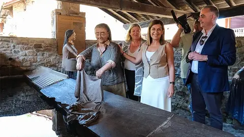 Autoridades visitando el monumento a las lavanderas.