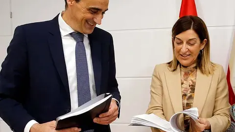 La presidenta de Cantabria, Mar&iacute;a Jos&eacute; S&aacute;enz de Buruaga, y el alcalde de Alfoz, Enrique Bretones | Foto: Gobierno