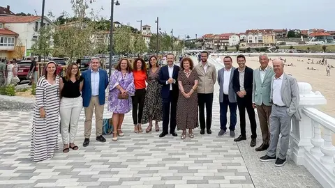 Foto de familia facilitada por el Ayuntamiento en la inauguraci&oacute;n del nuevo paseo mar&iacute;timo de Comillas