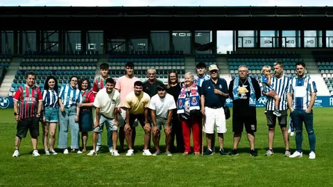 Imagen de varios aficionados y jugadores en la presentaci&oacute;n de la campa&ntilde;a | Foto: RSGT