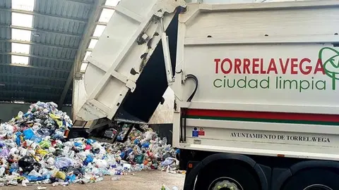 Un cami&oacute;n del servicio de recogida de residuos de Torrelavega | Foto: Ayuntamiento