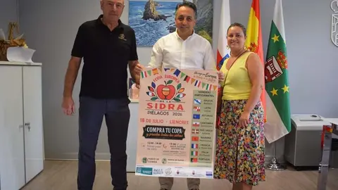 El alcalde del municipio, Carlos Caram&eacute;s; la concejala de Promoci&oacute;n Agroalimentaria, Valvanuz Diez, y el gerente de Sidra Somarroza, Jes&uacute;s G&oacute;mez Sol&oacute;rzano, han presentado la nueva edici&oacute;n del evento | Foto: Ayuntamiento