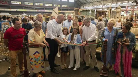 Imagen del Ayuntamiento de Torrelavega de la inauguraci&oacute;n de la feria Desembalaje de 2025