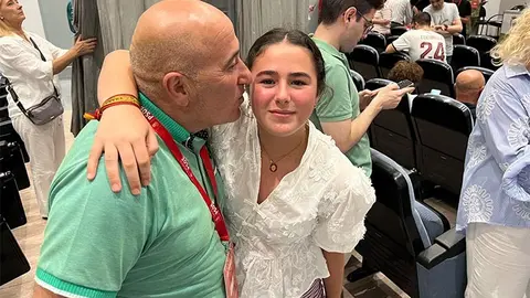El nuevo candidato a la Alcald&iacute;a de Torrelavega en 2027, Agust&iacute;n Molleda, felicitado por su hija tras conocer ayer el resultado de las primarias.