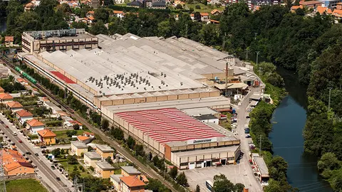 Bridgestone reduce la cifra de despidos en Puente San Miguel a 188 y amplía hasta los 55 años la prejubilación